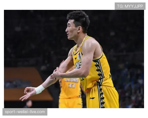 孙铭徽比赛间隙居然带着助理逛街买包，我都快认不出篮球场上的那个拼命三郎了