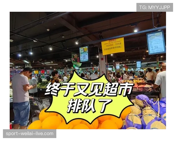 易建联超市里拎两袋菜亲自排队结账，门口那台豪车像摆设，笑死我了