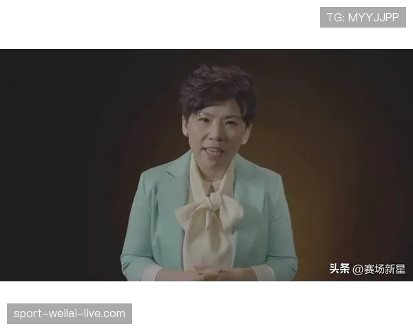 邓亚萍赛场上严谨得不像话，可家里沙发上竟然乱成那样？